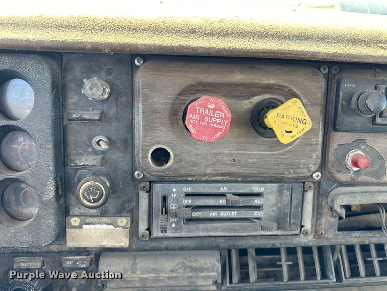 image for item OE9008 1986 International S2300 water truck