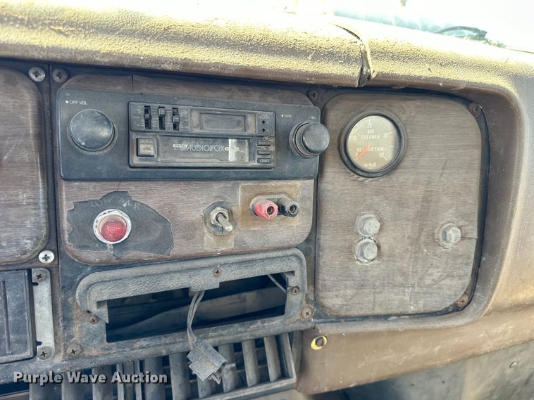 image for item OE9008 1986 International S2300 water truck