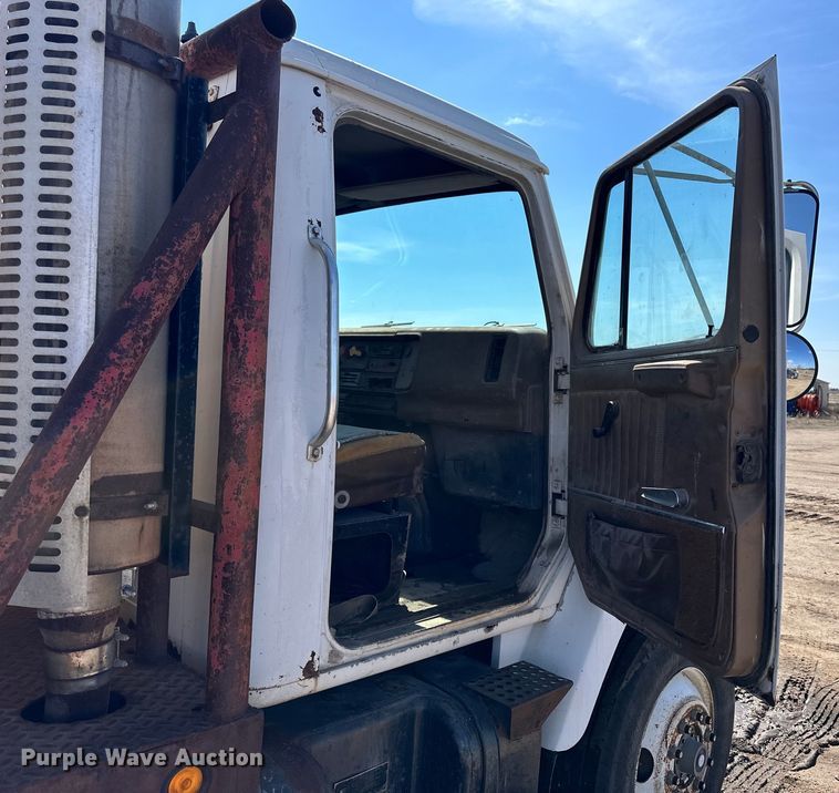 image for item OE9008 1986 International S2300 water truck