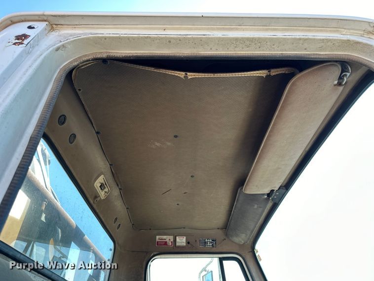 image for item OE9008 1986 International S2300 water truck