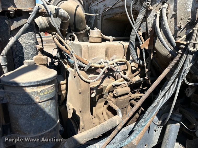 image for item OE9008 1986 International S2300 water truck