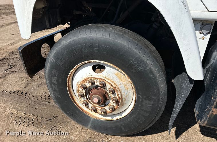 image for item OE9008 1986 International S2300 water truck