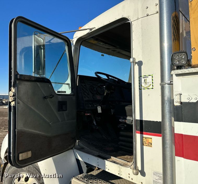 image for item OF9171 1995 Kenworth T300 utility / service truck