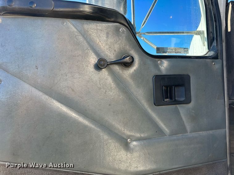 image for item OF9171 1995 Kenworth T300 utility / service truck