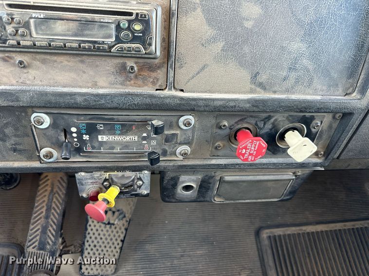 image for item OF9171 1995 Kenworth T300 utility / service truck