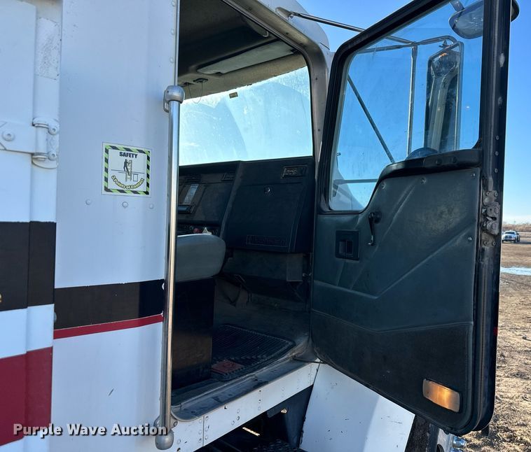 image for item OF9171 1995 Kenworth T300 utility / service truck