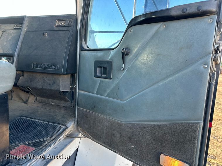 image for item OF9171 1995 Kenworth T300 utility / service truck