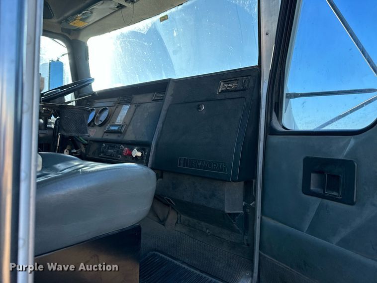 image for item OF9171 1995 Kenworth T300 utility / service truck