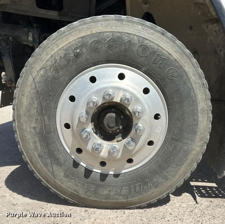 image for item OI9309 2001 Freightliner FL80 volumetric concrete mixer truck