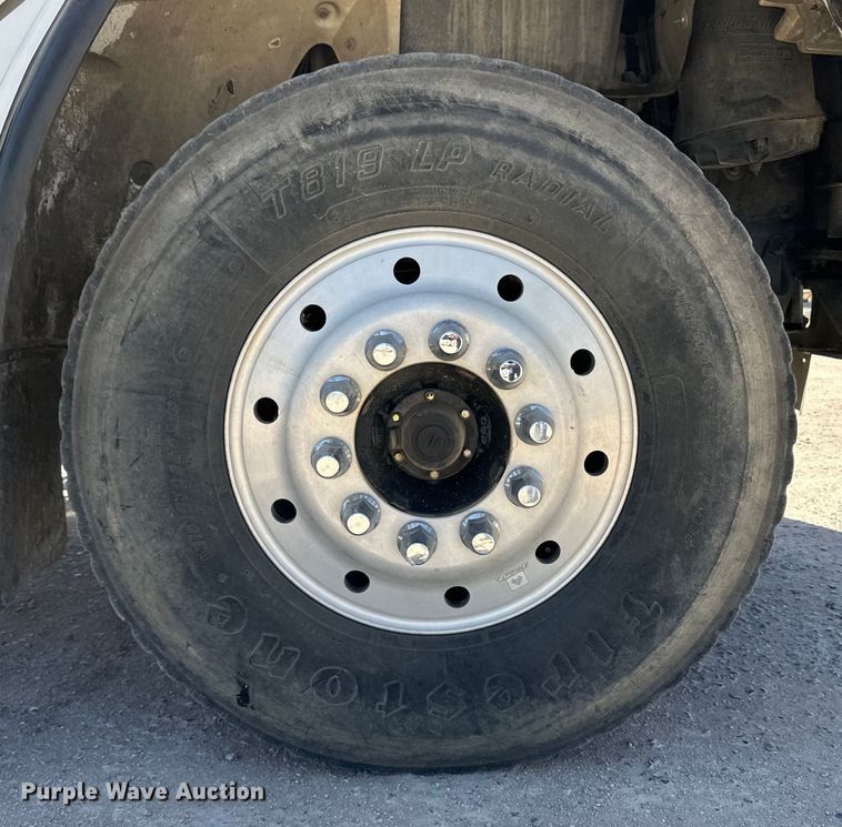 image for item OI9309 2001 Freightliner FL80 volumetric concrete mixer truck