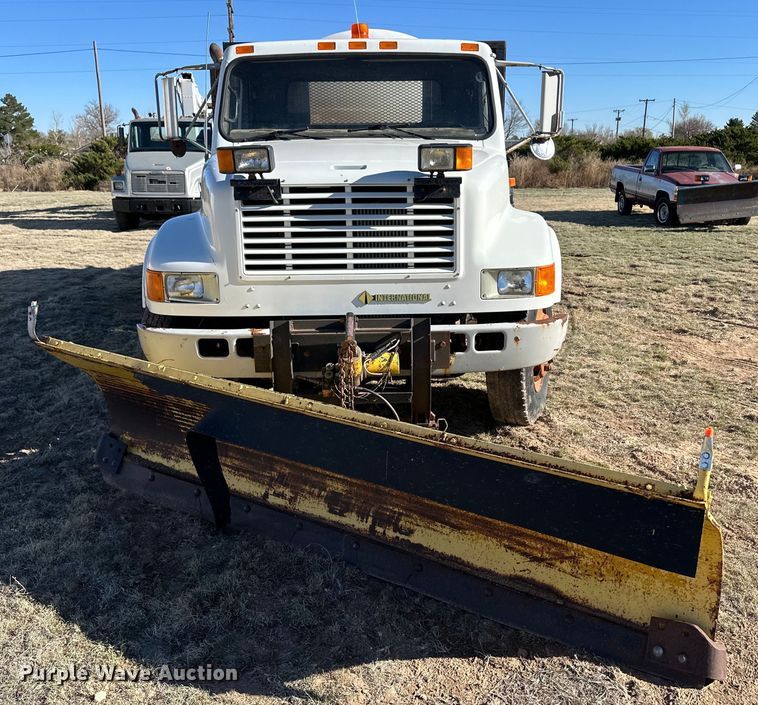 image for item OI9335 1992 International 4700 dump flatbed truck 