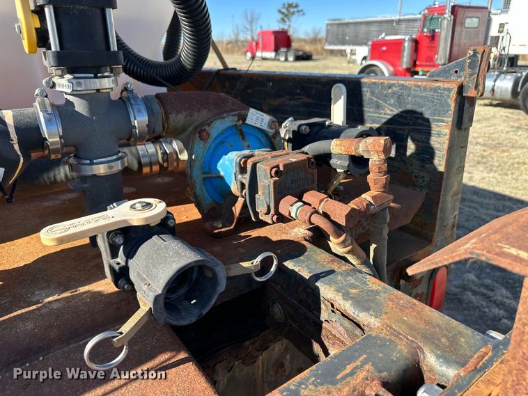 image for item OI9335 1992 International 4700 dump flatbed truck 