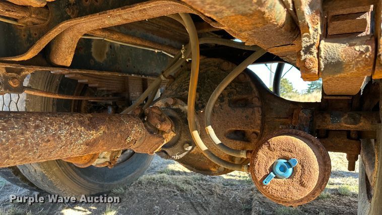 image for item OI9335 1992 International 4700 dump flatbed truck 