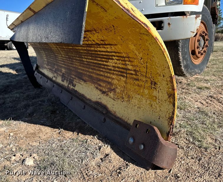 image for item OI9335 1992 International 4700 dump flatbed truck 