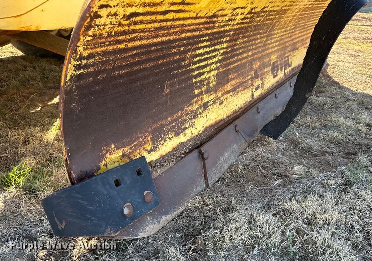 image for item OI9335 1992 International 4700 dump flatbed truck 