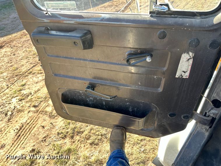 image for item OI9335 1992 International 4700 dump flatbed truck 