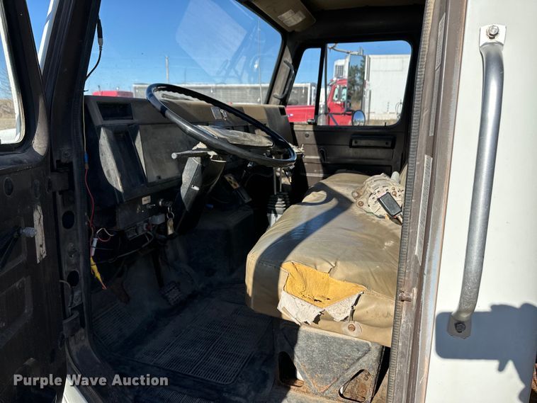 image for item OI9335 1992 International 4700 dump flatbed truck 