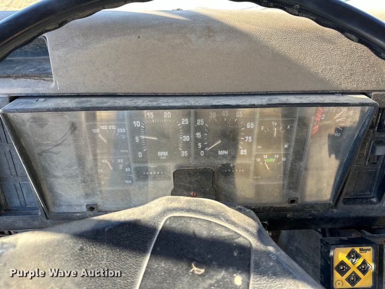 image for item OI9335 1992 International 4700 dump flatbed truck 