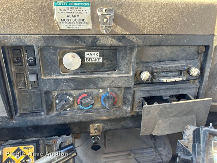 image for item OI9335 1992 International 4700 dump flatbed truck 