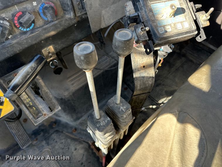 image for item OI9335 1992 International 4700 dump flatbed truck 