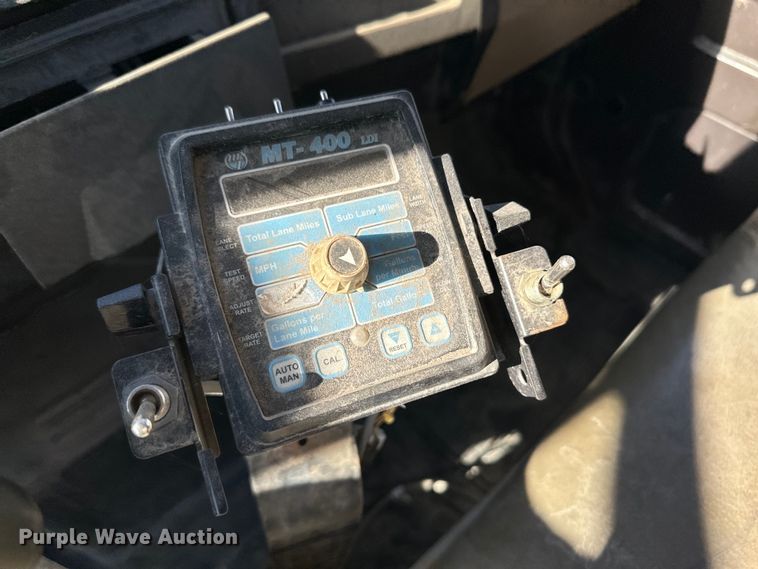 image for item OI9335 1992 International 4700 dump flatbed truck 