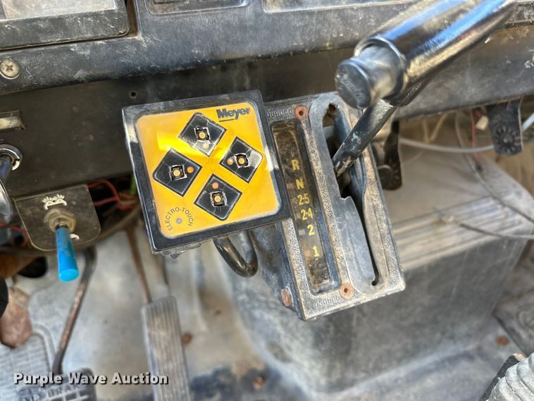 image for item OI9335 1992 International 4700 dump flatbed truck 