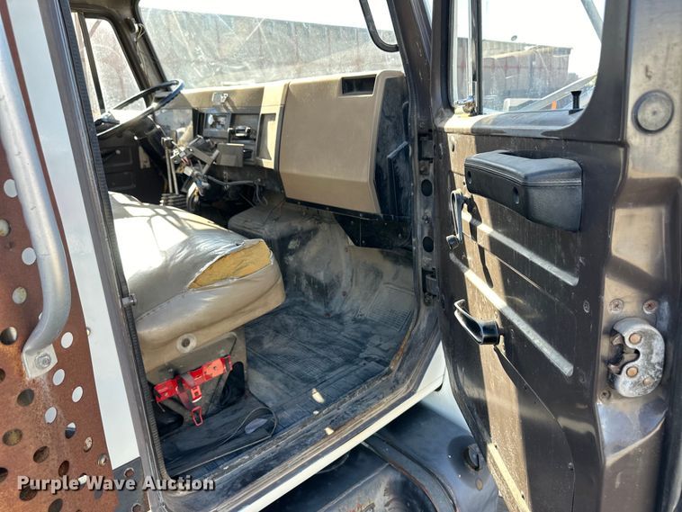 image for item OI9335 1992 International 4700 dump flatbed truck 