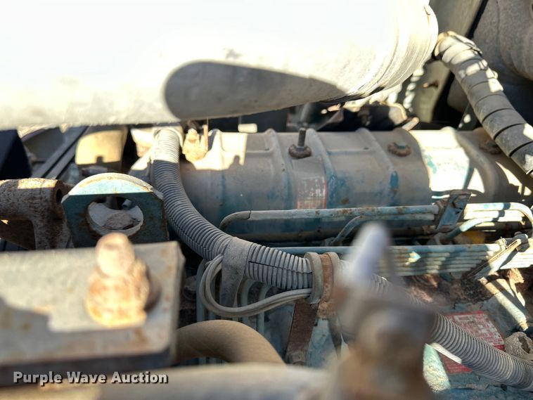 image for item OI9335 1992 International 4700 dump flatbed truck 