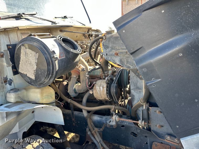 image for item OI9335 1992 International 4700 dump flatbed truck 