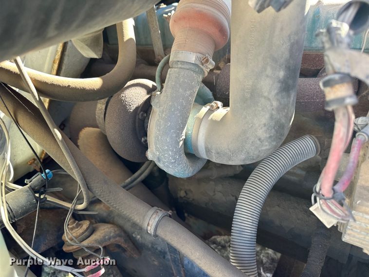 image for item OI9335 1992 International 4700 dump flatbed truck 