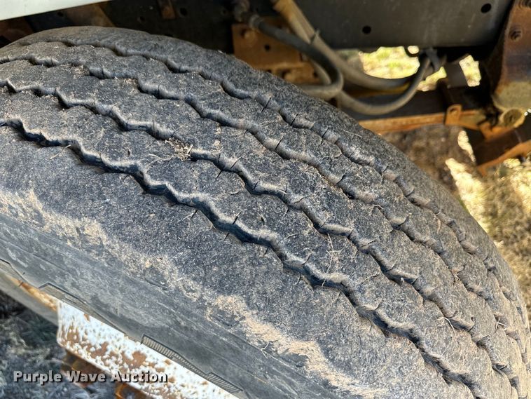 image for item OI9335 1992 International 4700 dump flatbed truck 