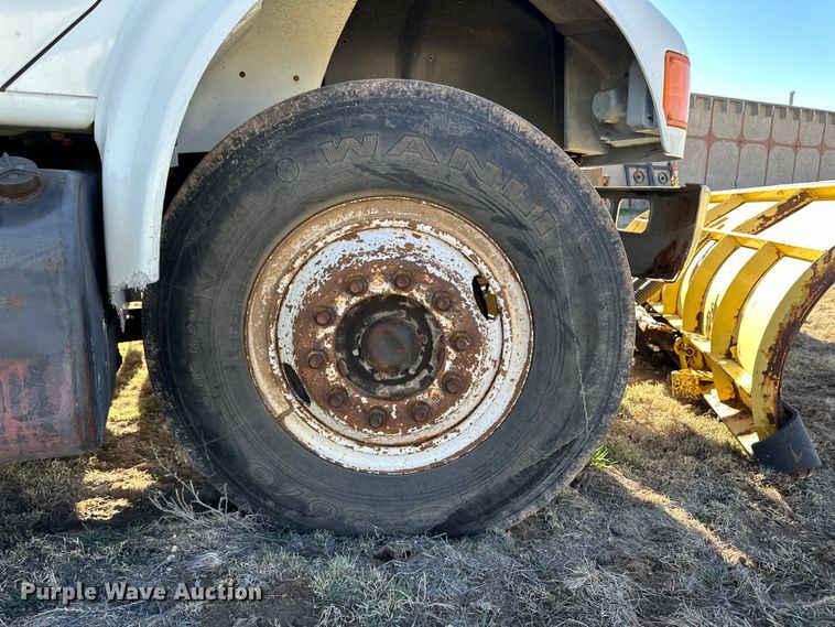 image for item OI9335 1992 International 4700 dump flatbed truck 