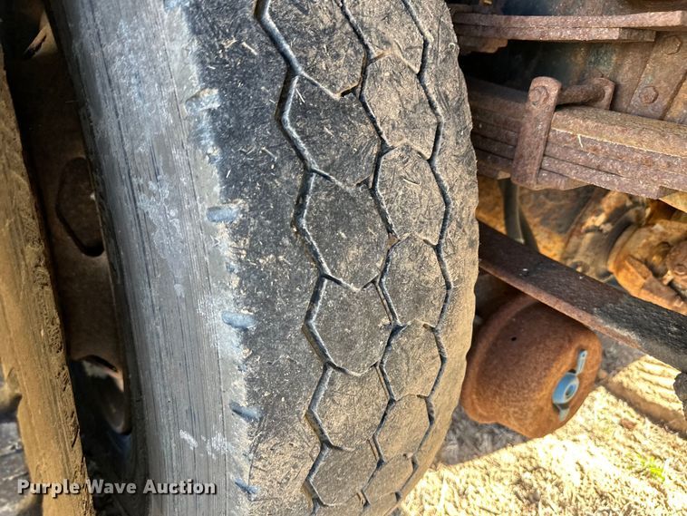 image for item OI9335 1992 International 4700 dump flatbed truck 