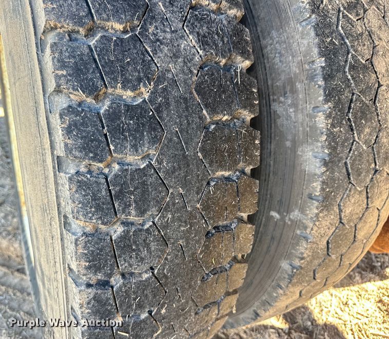 image for item OI9335 1992 International 4700 dump flatbed truck 