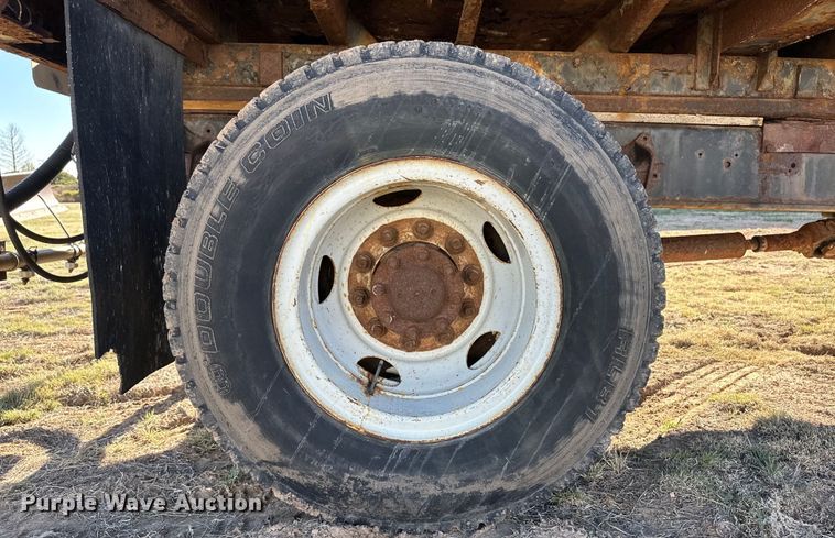 image for item OI9335 1992 International 4700 dump flatbed truck 