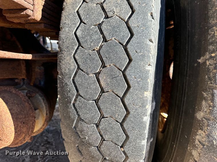 image for item OI9335 1992 International 4700 dump flatbed truck 