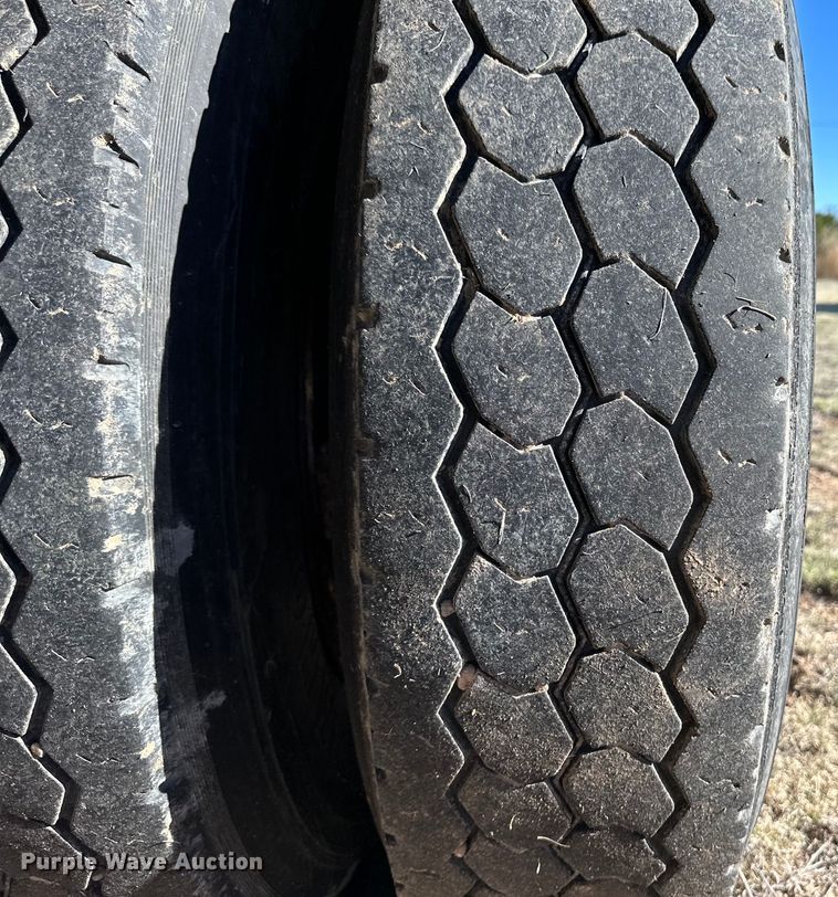 image for item OI9335 1992 International 4700 dump flatbed truck 