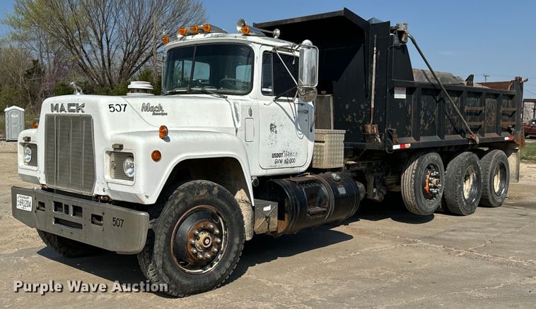 image for item OJ9686 1986 Mack R688ST dump truck
