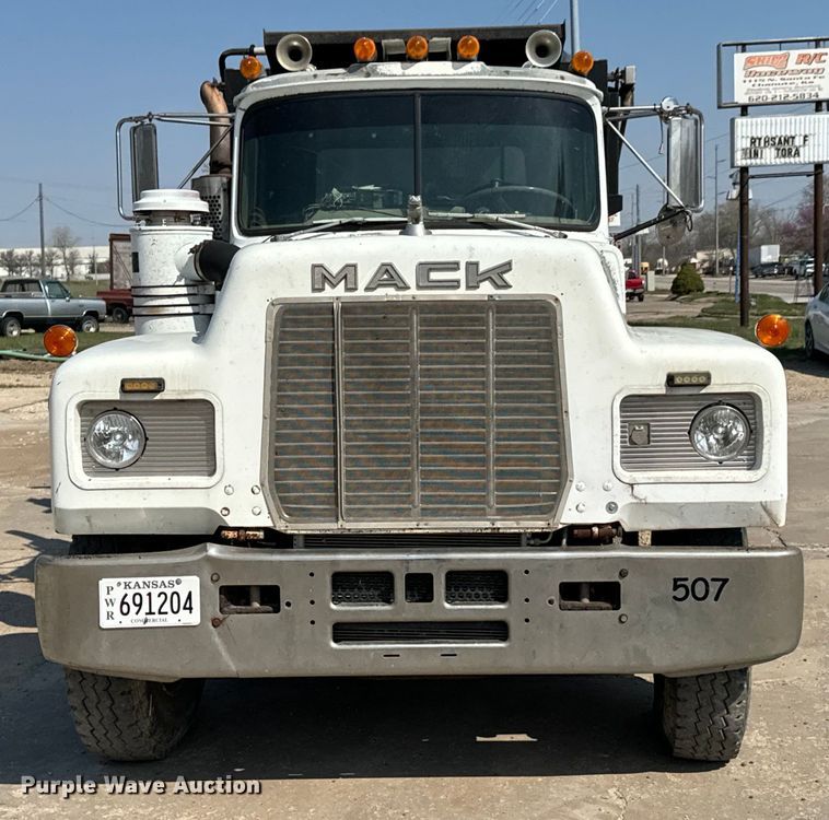 image for item OJ9686 1986 Mack R688ST dump truck