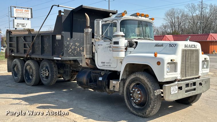 image for item OJ9686 1986 Mack R688ST dump truck