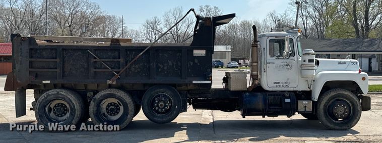 image for item OJ9686 1986 Mack R688ST dump truck