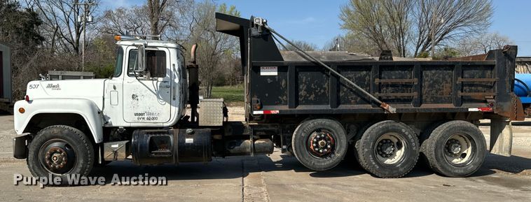 image for item OJ9686 1986 Mack R688ST dump truck