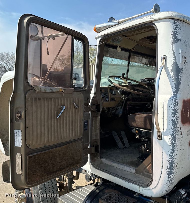 image for item OJ9686 1986 Mack R688ST dump truck