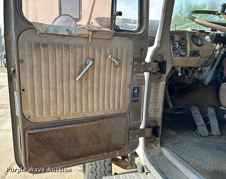 image for item OJ9686 1986 Mack R688ST dump truck