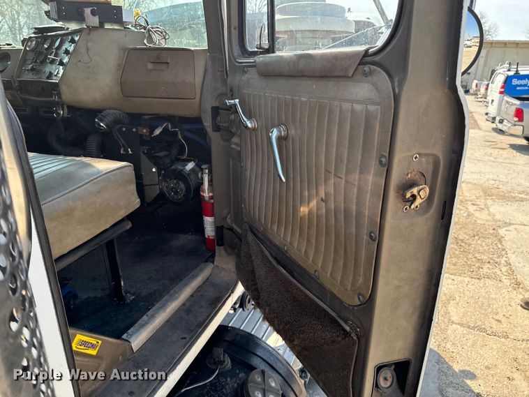 image for item OJ9686 1986 Mack R688ST dump truck