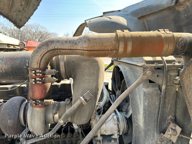 image for item OJ9686 1986 Mack R688ST dump truck