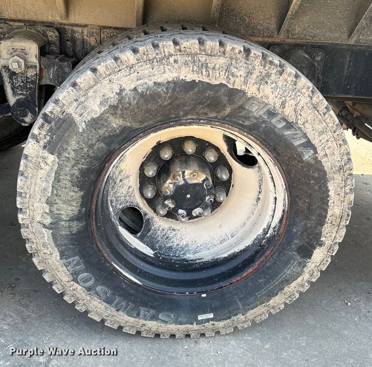 image for item OJ9686 1986 Mack R688ST dump truck