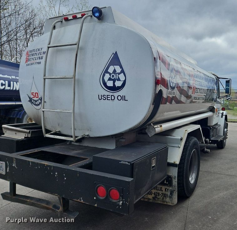 image for item OK9854 1996 Freightliner  FL70 tank truck