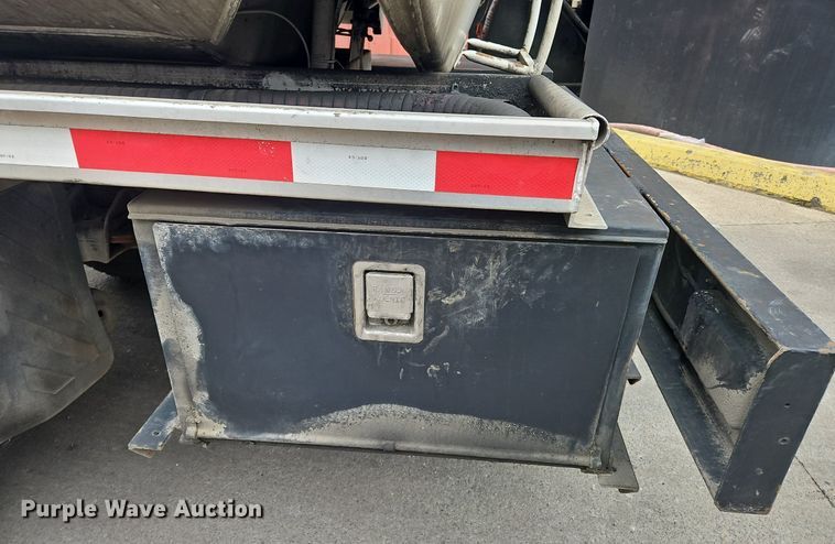 image for item OK9854 1996 Freightliner  FL70 tank truck