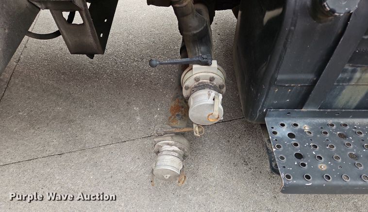 image for item OK9854 1996 Freightliner  FL70 tank truck